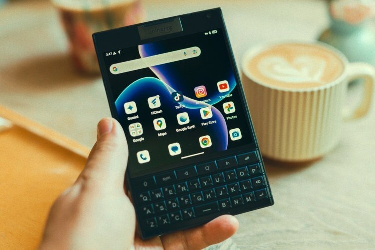 2 代产品是一款现代化的 5G 黑莓手机，搭载安卓系统并配备副屏