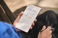 Paper Pro Move 数字记事本比平装书还小