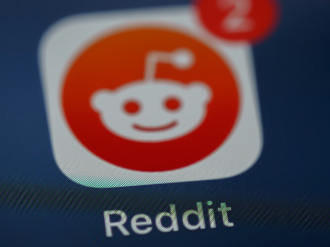 因人工智能数据抓取问题起诉对手公司
