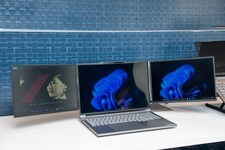 联想概念笔记本附件包括多个监视器和表情符号朋友
