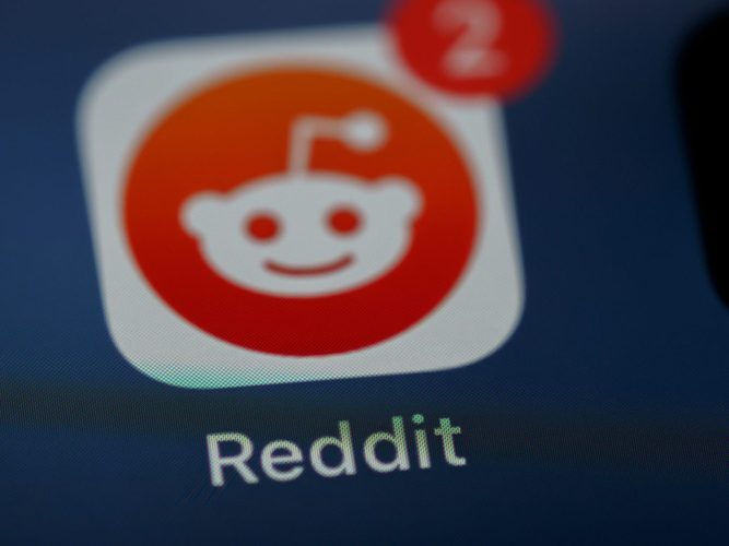 Reddit起诉某公司利用抓取用户数据训练人工智能